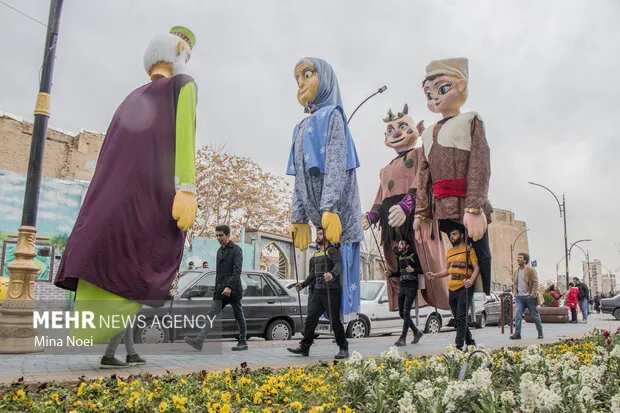 عروسک‌های غول پیکر مژده بهار می‌دهند/ حال و هوای خاص نوروزی تبریز