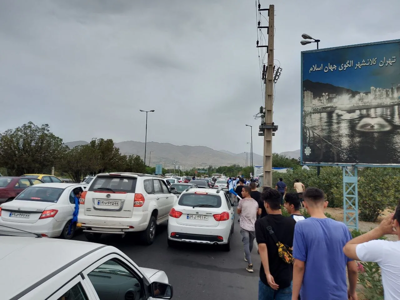 درگیری هواداران بر سر خرید بلیت/ ترافیک سنگین اطراف ورزشگاه آزادی