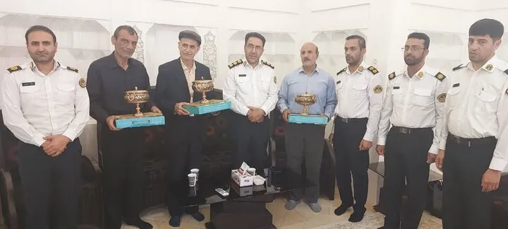 تقدیر رئیس پلیس راهور اصفهان از معلمان بازنشسته‌اش بعد از ۳۳ سال