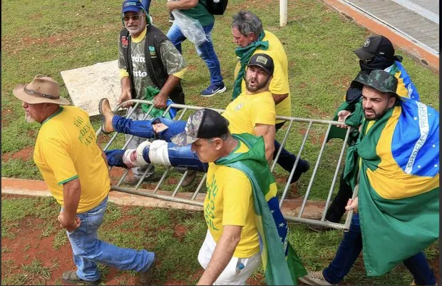 برچیدن چادرهای هواداران «بولسونارو» در برزیل/ ۴۶ تَن زخمی شدند